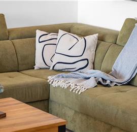 2 bedroom apartment with pool in Okrug Gornji on Ciovo Island, sleeps 6